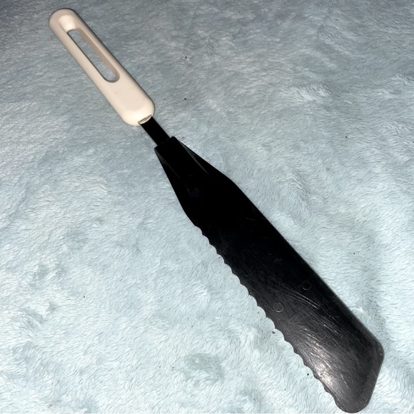 Bonny USA Nylon Serrated Spreader Knife - Picture 2 of 3